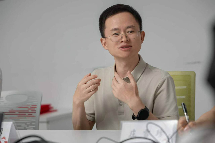 1788421841140006.jpg 青年学子走近前沿科创产业5.jpg